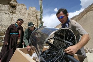 Kőrösi Csoma Sándor zanglai kolostorának felújításán dolgozó