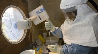 Ebola elleni kísérleti gyógyszereket és oltóanyagokat tesztelnek