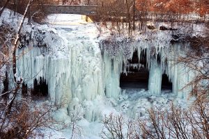 Minnehaha vízesés egy 16 méter magas vízesés, amely Minneapolis-ban a Minnehaha Parkban a Mississippi folyónál található.