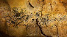 Akár 10 ezer évvel korábbiak is lehetnek a franciaországi Chauvet-barlang állatokat ábrázoló rajzai egy nemzetközi kutatócsoport szerint.