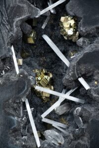 Az űrbányászat távlati célpontja a Mars bolygó, amely szilárd felszínnel bír, könnyebben terraformálható, mint Naprendszerünk többi égiteste, illetve található rajta víz