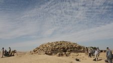 A gízai Nagy Piramisnál néhány száz évvel idősebb, mintegy 4600 éves, lépcsős piramis került elő amerikai régészek segítségével. Egyiptom.