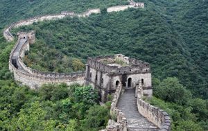 A kínai nagy fal több mint 2400 éves, összesen 20 méteres szakaszát fedezték fel régészek az északnyugat-kínai Ninghszia-Huj autonóm területen - tájékoztatta egy helyi múzeumi szakember a Hszinhua hírügynökséget.