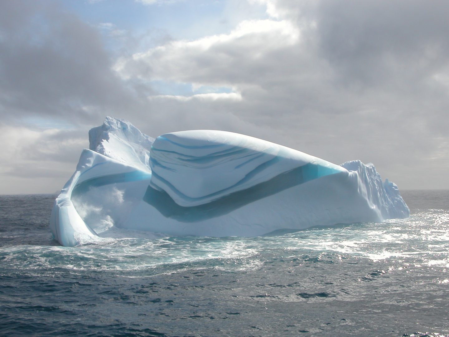 Az Antarktiszon csíkos jege is híres, ugyanúgy, ahogy a kék jég.