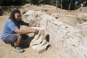 Wilhelm Gábor, a Kecskeméti Katona József Múzeum régésze szerint a júniusban kezdődött, pusztatemplomnak vélt romok feltárásakor egy Árpád-kori templom téglafalai kerültek a felszínre.