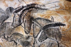 Akár 10 ezer évvel korábbiak is lehetnek a franciaországi Chauvet-barlang állatokat ábrázoló rajzai egy nemzetközi kutatócsoport szerint.