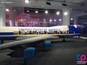 Több méter hosszú Lego Air Force One.