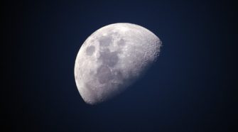 A Hold szénionokat bocsát ki a teljes felszínén