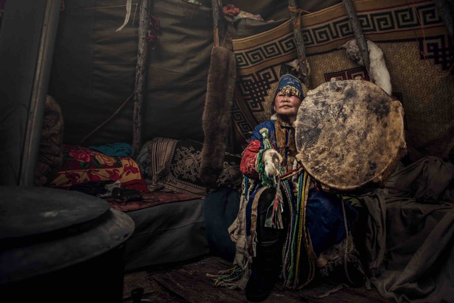 Mongol sámán tradicionális viseletben napjainkban. A sámánok külső jegyek alapján kerültek kiválasztásra és eksztatikus állapotban végezték rituáléikat, kapcsolatot teremtve a szellemvilággal. Forrás: www.escapetomongolia.com