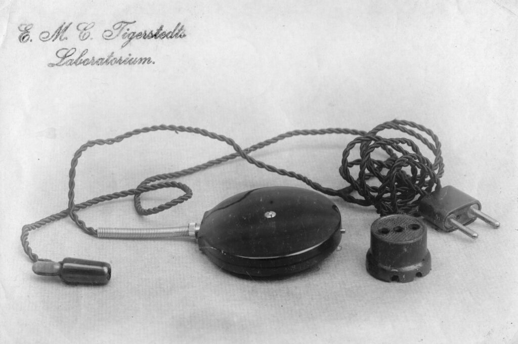 Tigerstedt “mobiltelefonja”. A berendezés pontos leírása nem ismert. A kép 1920 körül készülhetett. (Forrás: Finnish Museum of Technology, Eric Tigerstedt-collection)