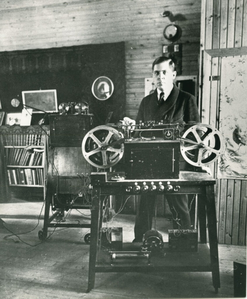 Eric Tigerstedt az egyik laboratóriumában. A kép 1919-22 között készülhetett. (Forrás: Finnish Museum of Technology, Eric Tigerstedt-collection)
