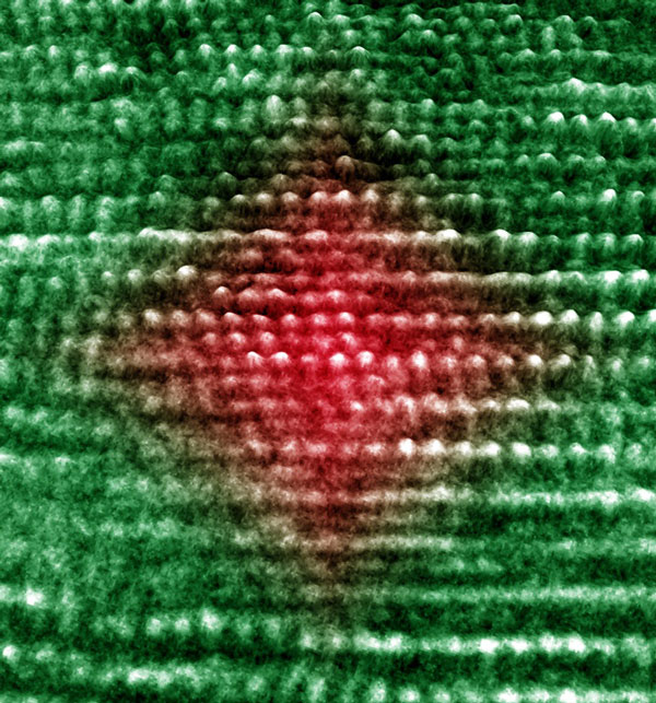 Aszteroidabecsapódáskor létrejövő diafit (gyémánt-grafit) szerkezete. A piros gyémántszimbólummal körvonalazott központi rész (körülbelül 1,5 nanométer) jelöli a nanokristályos gyémántot, a zöld szín pedig a grafitot. A piros és a zöld közötti átmeneti szín a gyémánt és a grafit közötti átmeneti kötéstípusra utal.