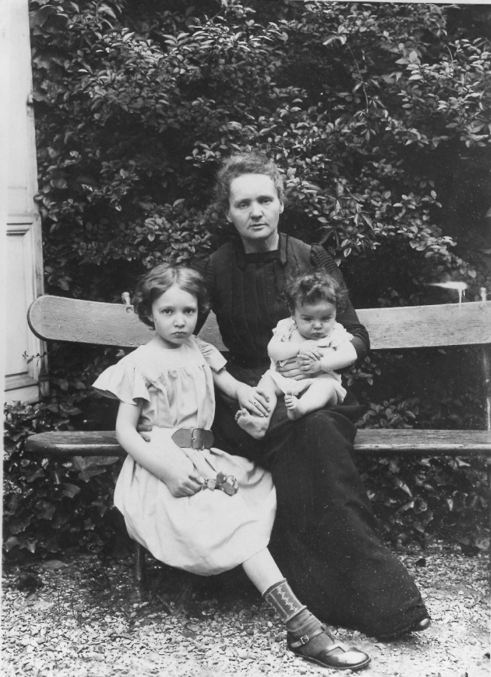 Marie Curie és lányai, Irène és Eve, egy padon ülve a kertben, 1905 © Curie Joliot-Curie Egyesület, Ismeretlen fotós