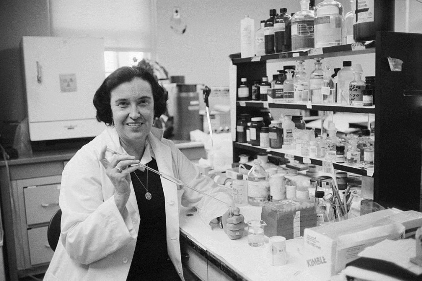Rosalyn Yalow, aki kifejlesztette a radioimmunoassayt, a vérben lévő anyagok koncentrációjának mérésére szolgáló módszert. Fotó: US Information Agency