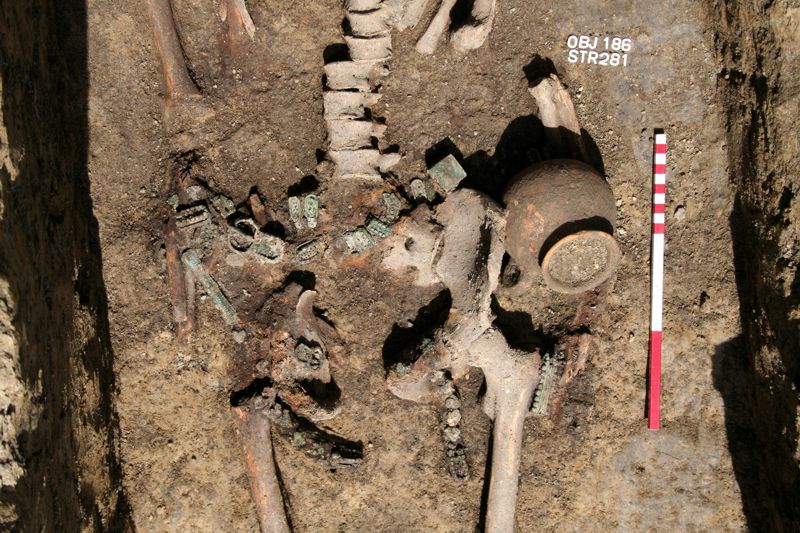 Veretes övvel eltemetett férfi temetkezése Rákóczifalváról, Kr. u. 8. század