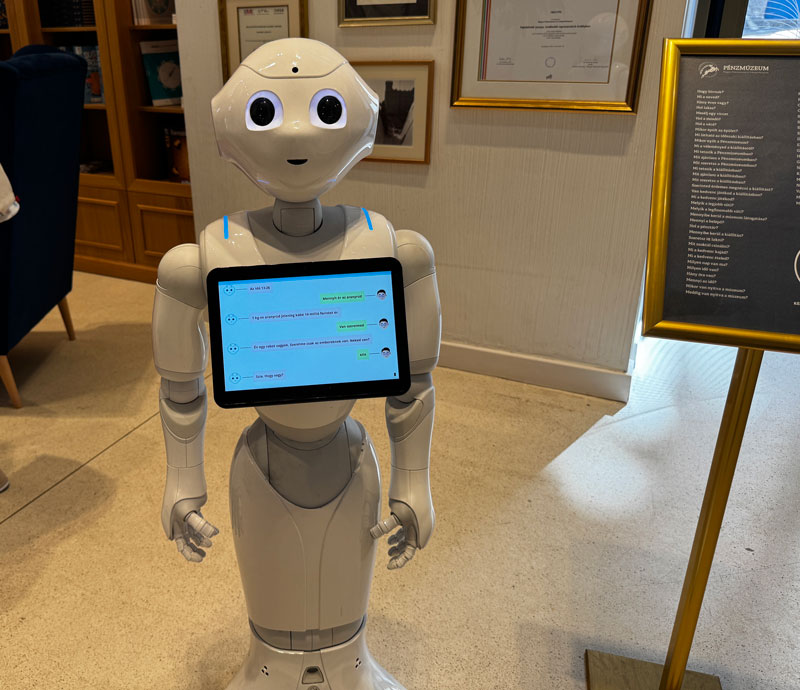 A múzeumi térbe belépve rögtön egy high-tech kutatóközpontban találjuk magunkat