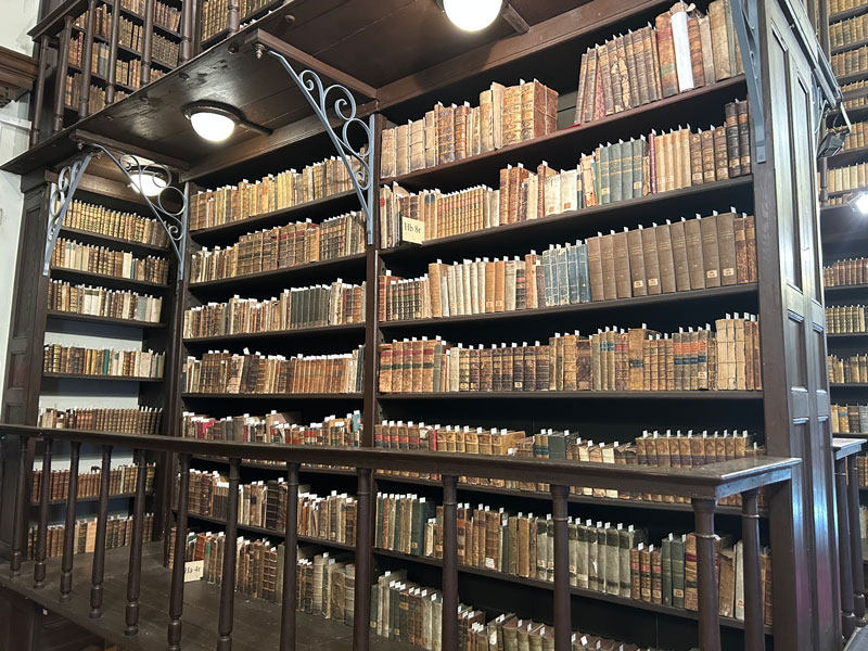 A felbecsülhetetlen értékű muzeális könyvtári gyűjtemény hosszú távú megőrzése érdekében korszerű hő- és páraszabályozó rendszer épül.