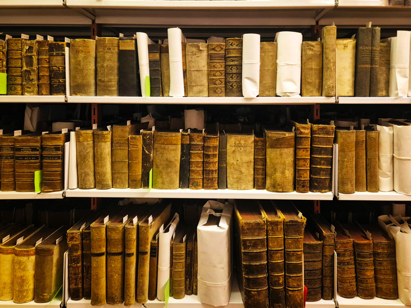 Ezzel párhuzamosan, a több tízezer darabot számláló eredeti, értékes kötésű, valamint a fizikailag sérült vagy sérülékeny köteteket, továbbá a csatos, veretes, pecséttel ellátott köteteket, tekercseket pedig a költözés idejére minden esetben savmentes papírba, dobozba vagy borítékba csomagolták.