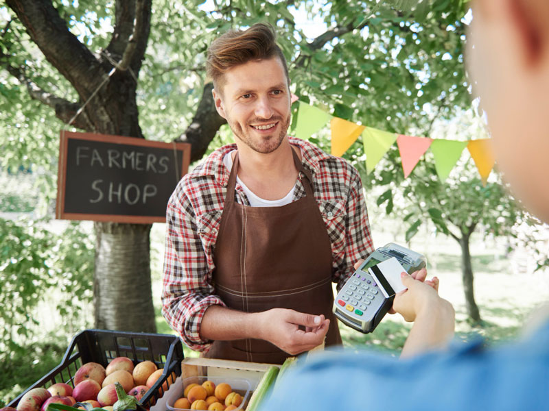 Hosszabb távon viszont az vezet célra, ha támogatják a hazai mezőgazdasági beruházásokat és a helyi termelőket, valamint diverzifikálják az ellátási láncokat.