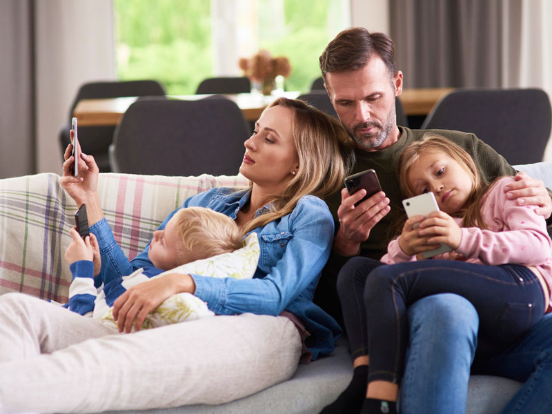 Közös programokon legyen tilos a telefonozás, koncentráljon olyankor mindenki egymásra vagy a figyelem tárgyára!