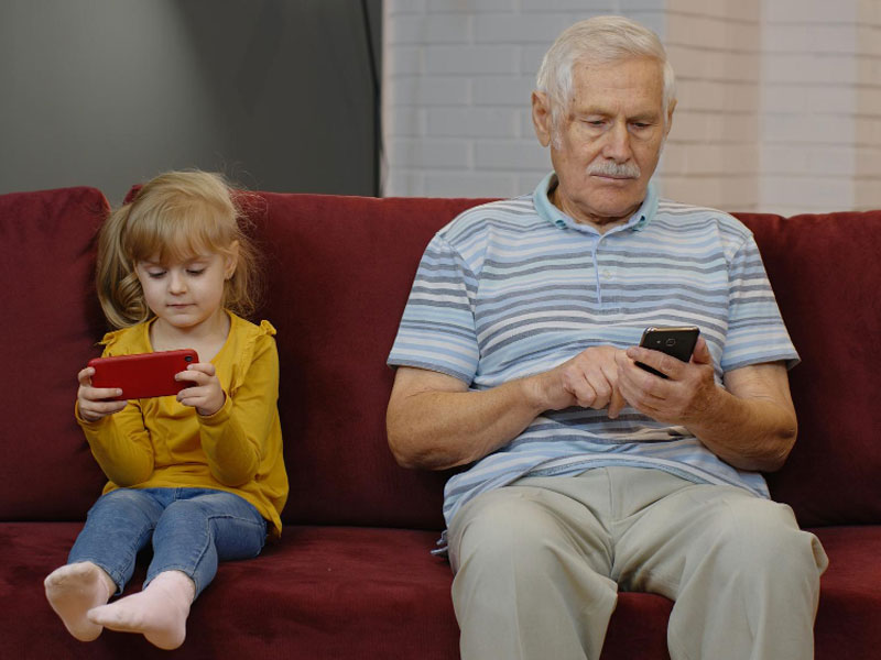 A különböző korosztályokat különböző módon érinti a probléma, ezért más-más módszereket érdemes alkalmazni a képernyőfüggőség kezelésére.