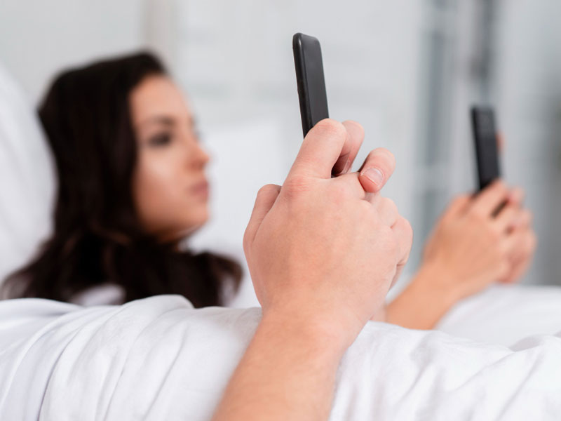 Még mielőtt felkelnék az ágyból, elkezdek mobilozni.