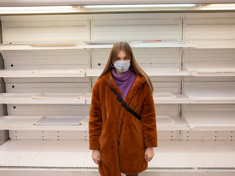 A kezdeti időszakot pánikvásárlás és készletezés jellemezte, később azonban a fogyasztók inkább az online beszerzésre támaszkodtak, tudatosabban vásároltak és tudatosabban fogyasztottak élelmiszert.