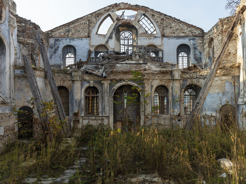 A magára maradt épületek az idő múlásával omladozni kezdenek, az építési törmelékek és szennyeződések (azbeszt, nehézfémek, festékmaradványok) a talajba és a vízbe juthatnak.