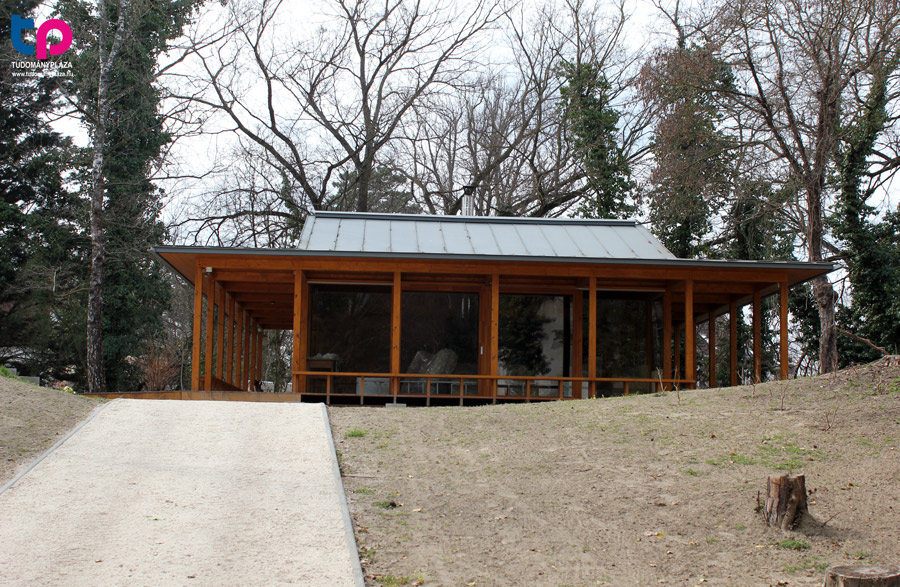 A régen Bagoly Tanodaként működő faházat japán teaházra emlékeztető stílusban újították fel.