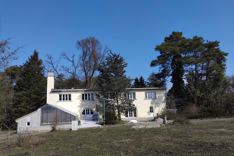 Ma a Huzella kert az Eötvös Loránd Tudományegyetem Füvészkertjének telephelyeként működik, a Duna-Ipoly Nemzeti Park együttműködésével.