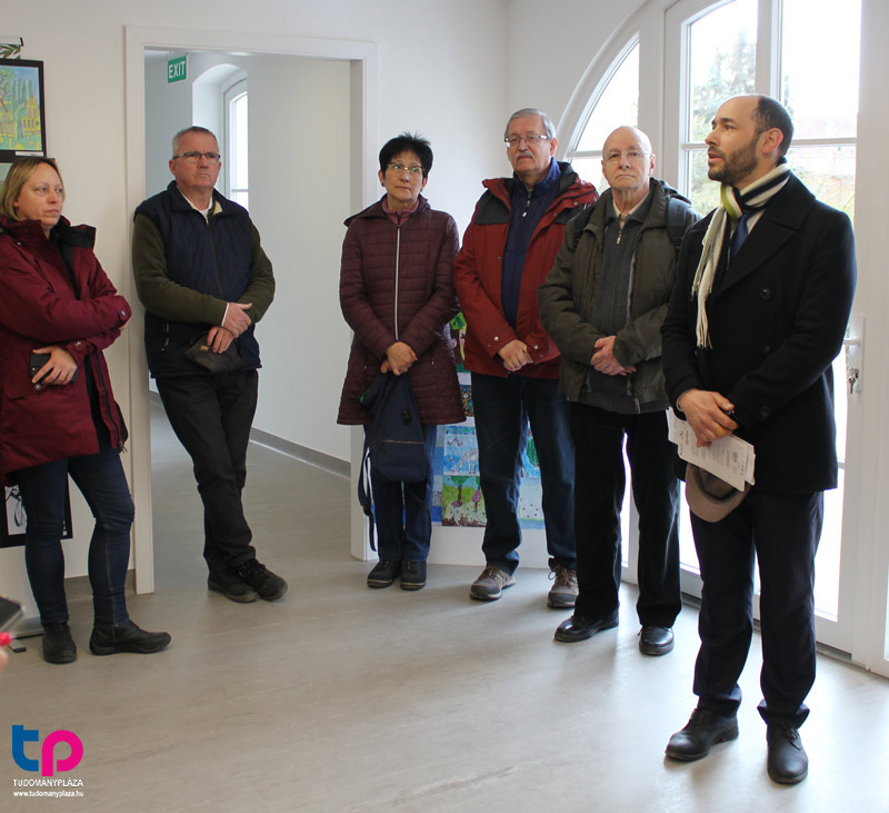 A Huzella kert nagy szerencséje, hogy a Füvészkert egykori és mostani vezetője is szívén viseli a sorsát.