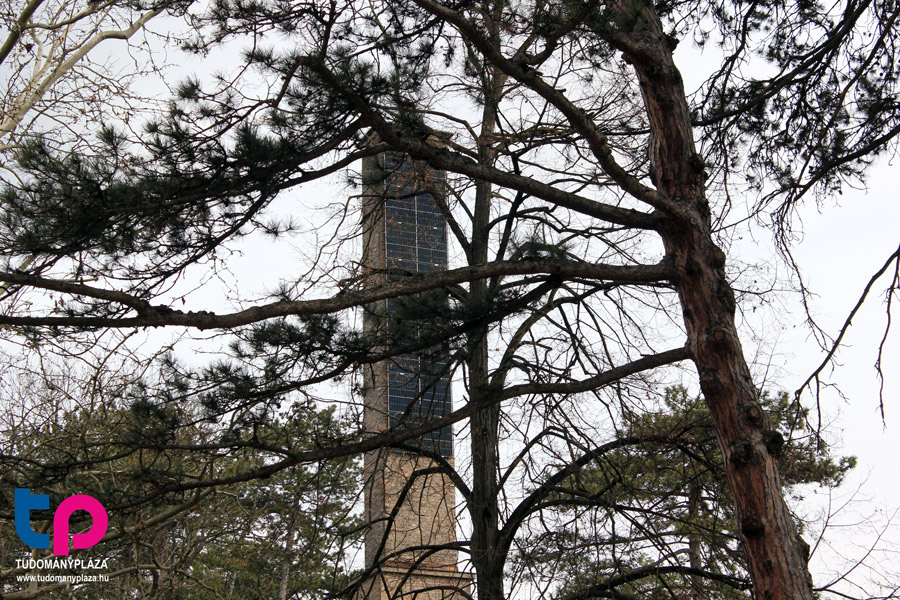 A fogadóépület mellett található régi magas kéményből kilátó lesz, de a kémény tetejéről már most látható, kamerák segítségével, az egész környék panorámája.