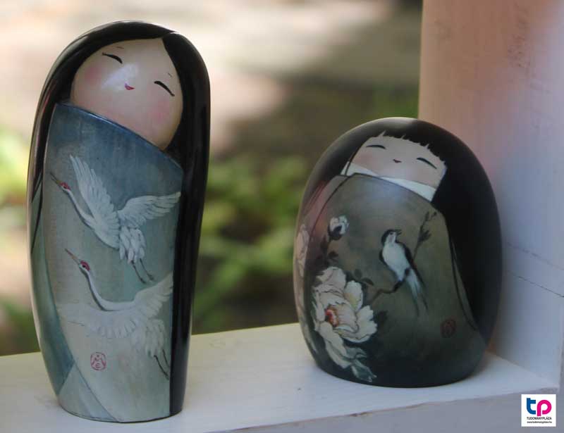 A kokeshi babákat hagyományosan egyetlen fadarabból készítik.